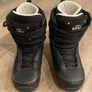 Snowboard boots